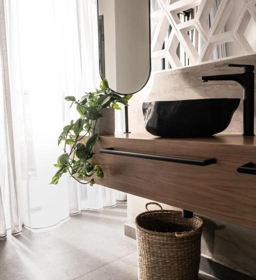 Chambre Deluxe, Dannas