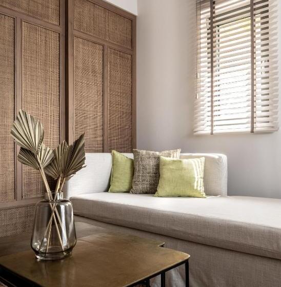 Suite Vue Piscine, Dannas