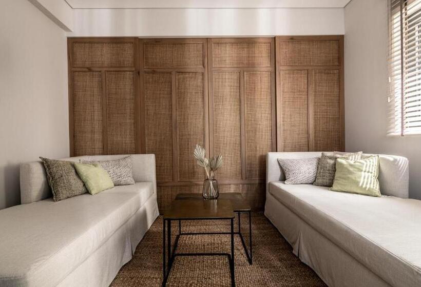 Suite Vue Piscine, Dannas