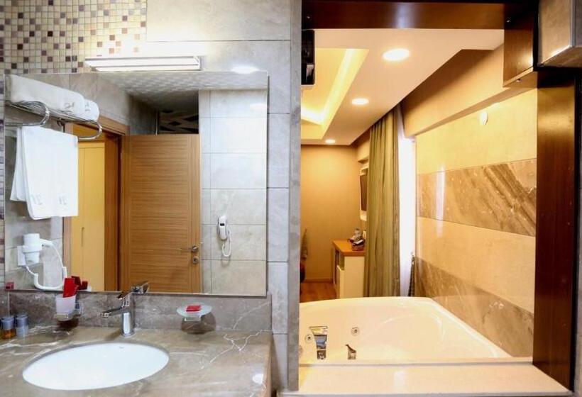 Suite Llit King, Life Corner