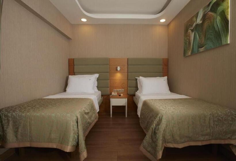 Habitació Triple Estàndard, Life Corner