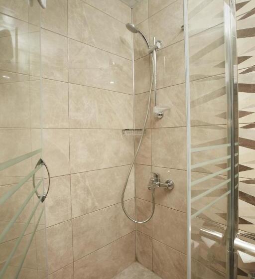 Habitació Triple Estàndard, Life Corner