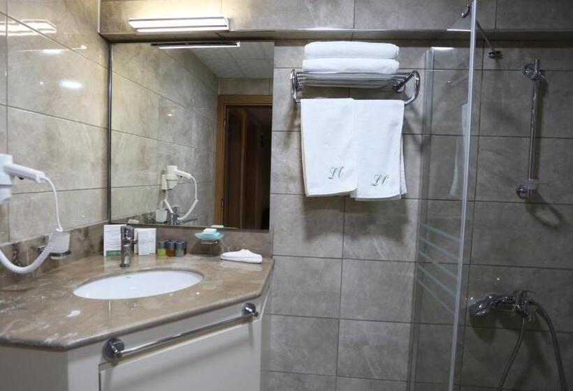 Habitació Triple Estàndard, Life Corner