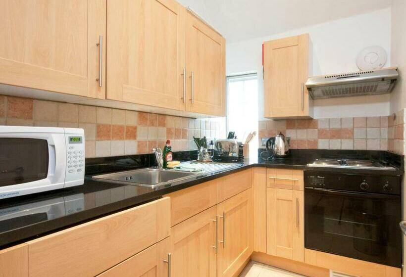 דירת חדר, 17 Hertford Street