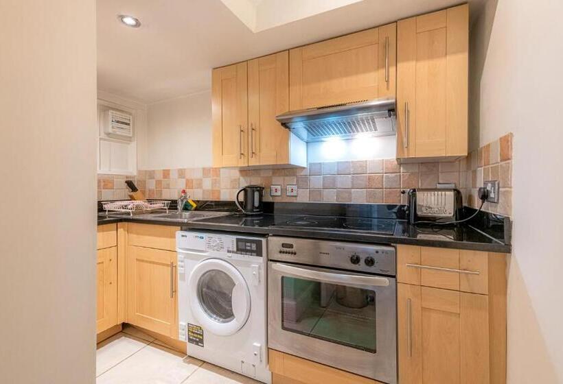 דירת חדר, 17 Hertford Street