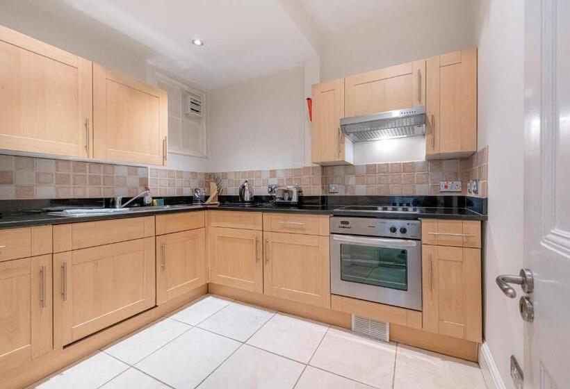 דירת חדר, 17 Hertford Street