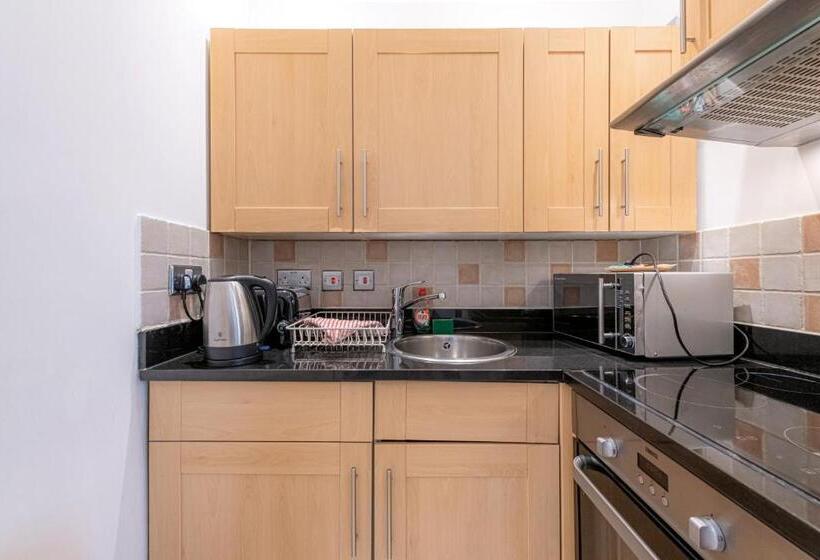 סטודיו דלוקס, 17 Hertford Street