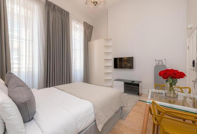 סטודיו דלוקס, 17 Hertford Street