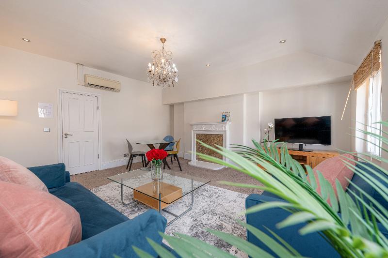 דירת חדר, 17 Hertford Street