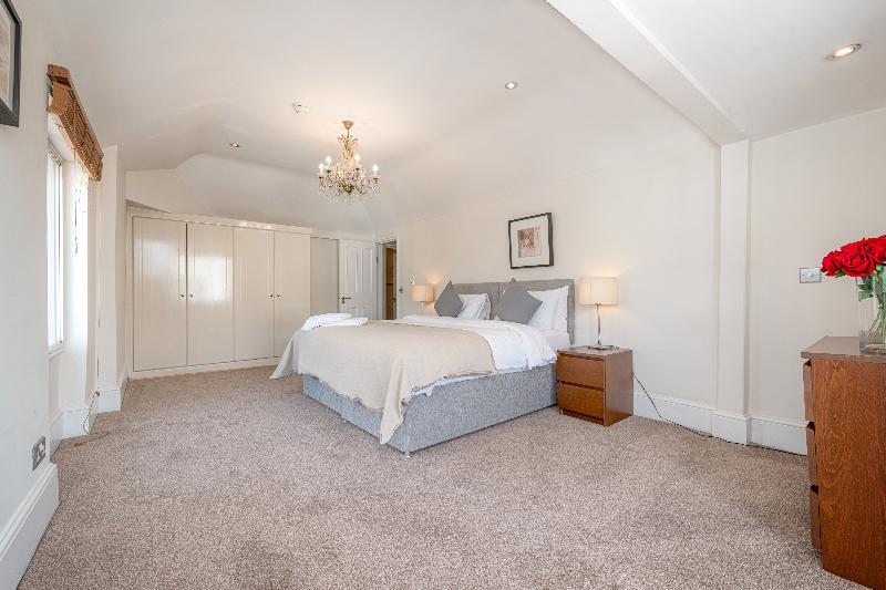 דירת חדר, 17 Hertford Street