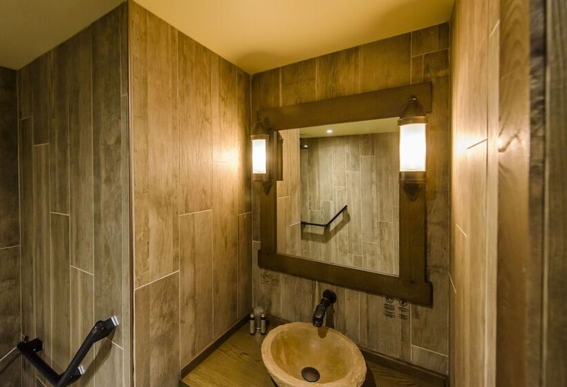 חדר משפחתי, La Cite Suspendue