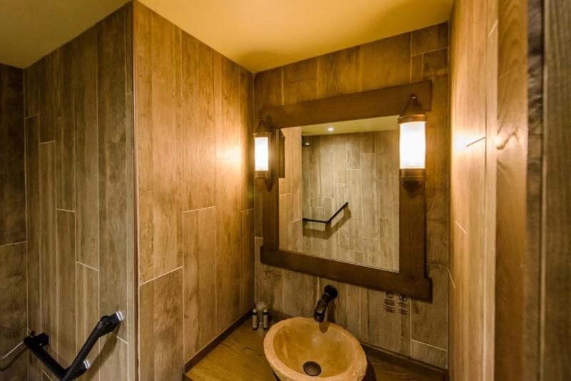 חדר משפחתי, La Cite Suspendue