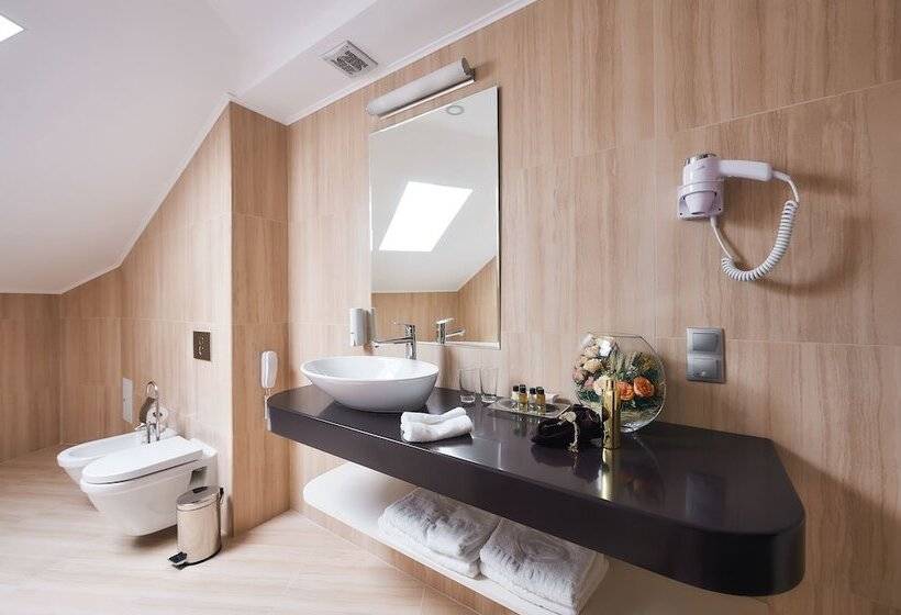 جناح جونيور, Diplomat