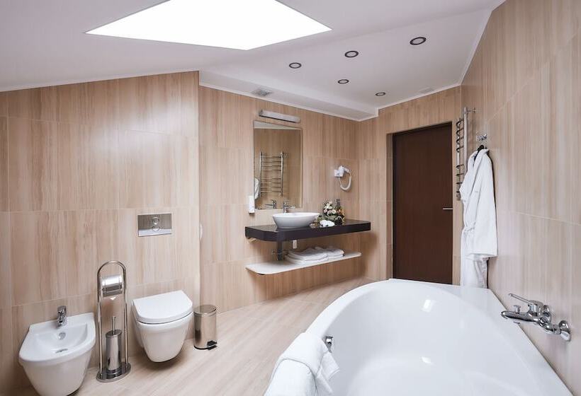 جناح جونيور, Diplomat