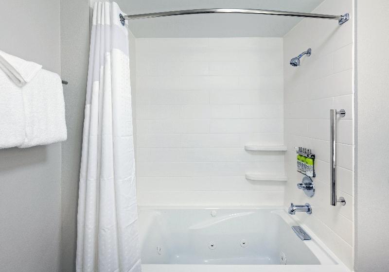 מיטת קינג בסוויטה, Holiday Inn Express & Suites Tulsa South   Woodland Hills, An Ihg