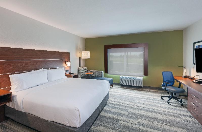 חדר סטנדרט מותאם לאדם עם מוגבלויות, Holiday Inn Express & Suites Tulsa South   Woodland Hills, An Ihg