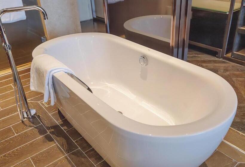 Standard Room King Size Bed, Hualuxe Wuhu, An Ihg