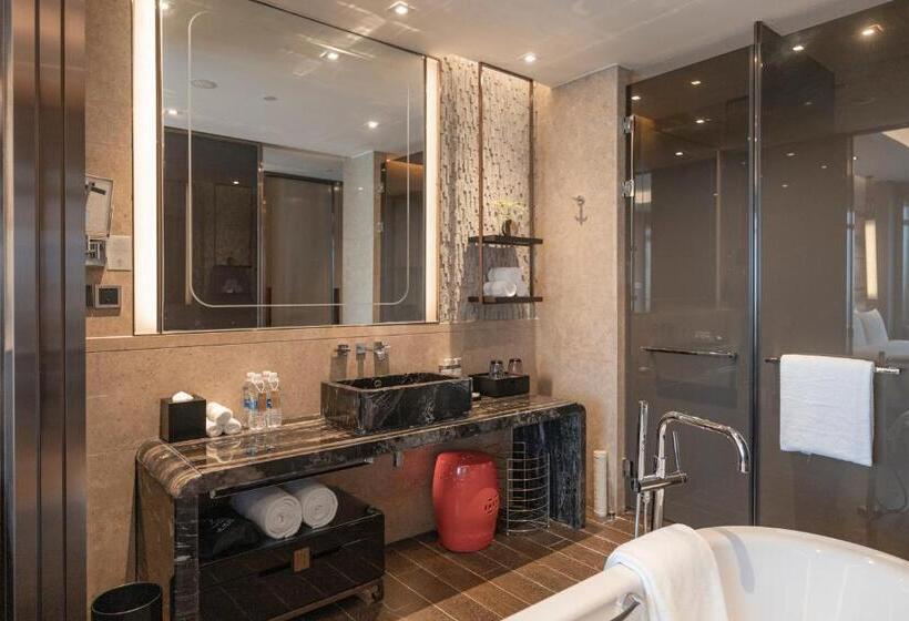 Standard Room King Size Bed, Hualuxe Wuhu, An Ihg