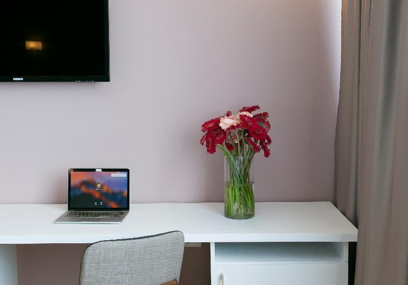 חדר סטנדרט לשלושה, Tirona