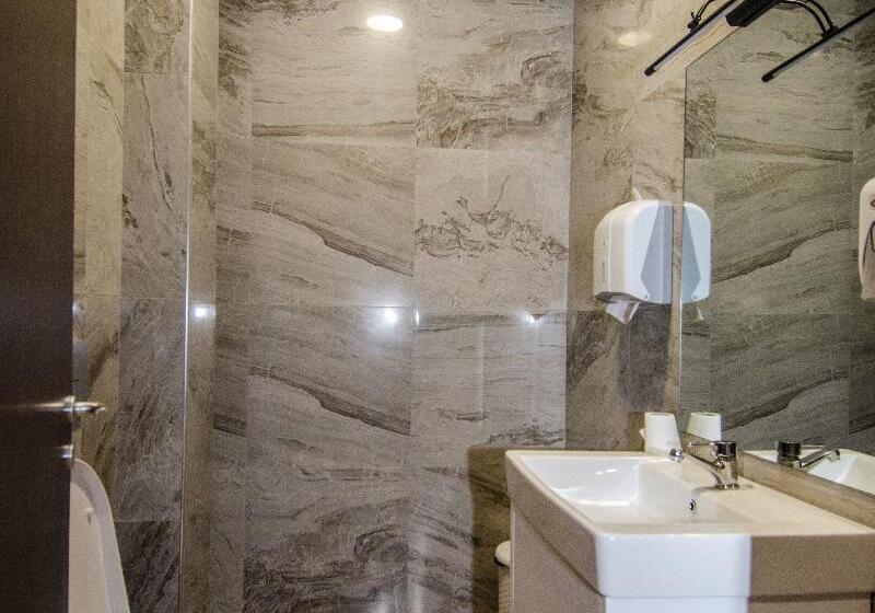 חדר סטנדרט, Tirona