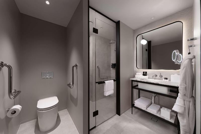 חדר סטנדרט לשלושה, Tirona