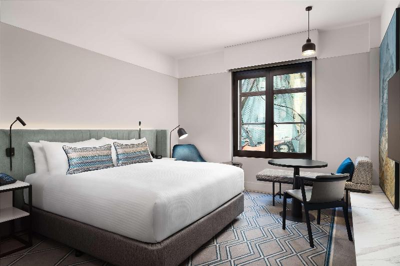 חדר סטנדרט לשלושה, Tirona