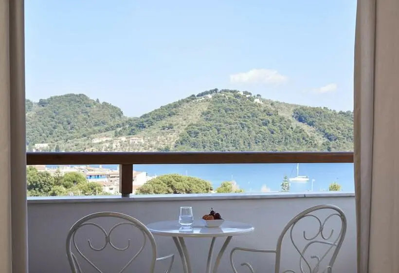 オーシャンビューのプレミアムルーム。, Skiathos Living