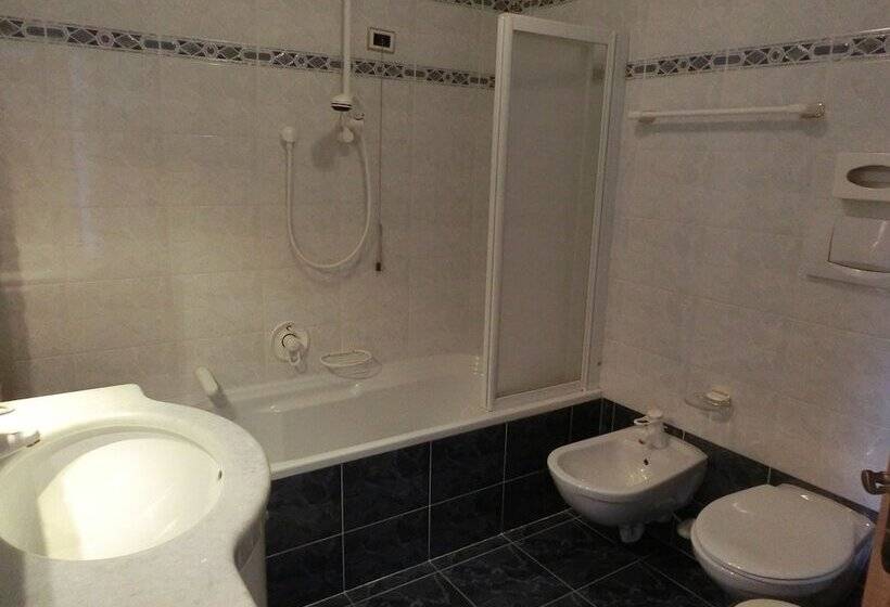 컴포트 룸, Garni Criss