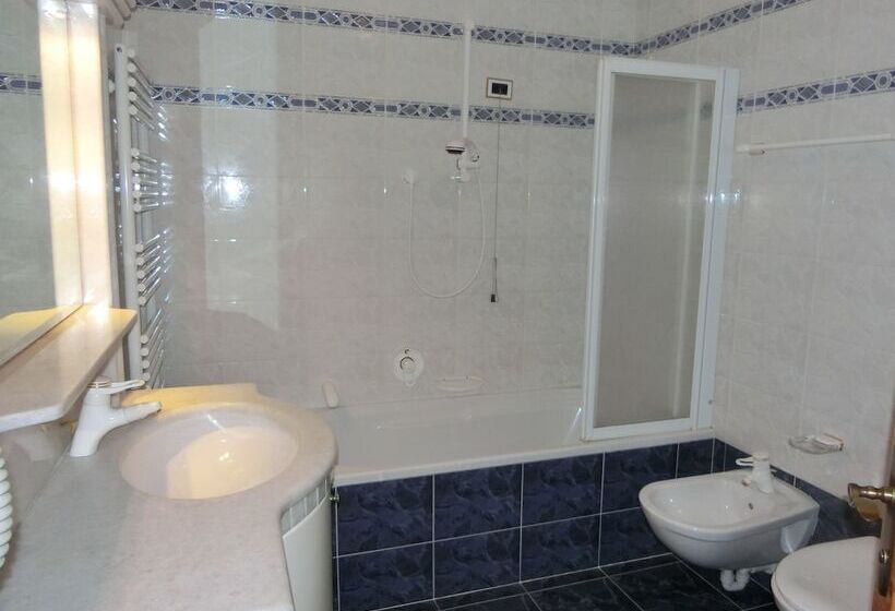 컴포트 룸, Garni Criss