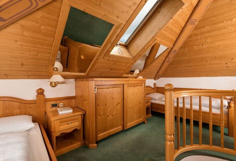 컴포트 룸, Garni Criss