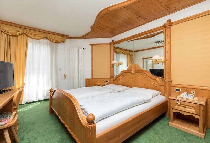 컴포트 룸, Garni Criss