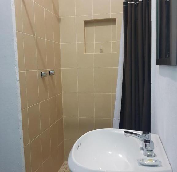 تختخواب در اتاق مشترک, La Siesta Del Patron