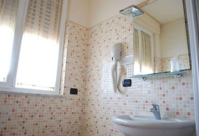 غرفة قياسية فردية, Re Versiliana