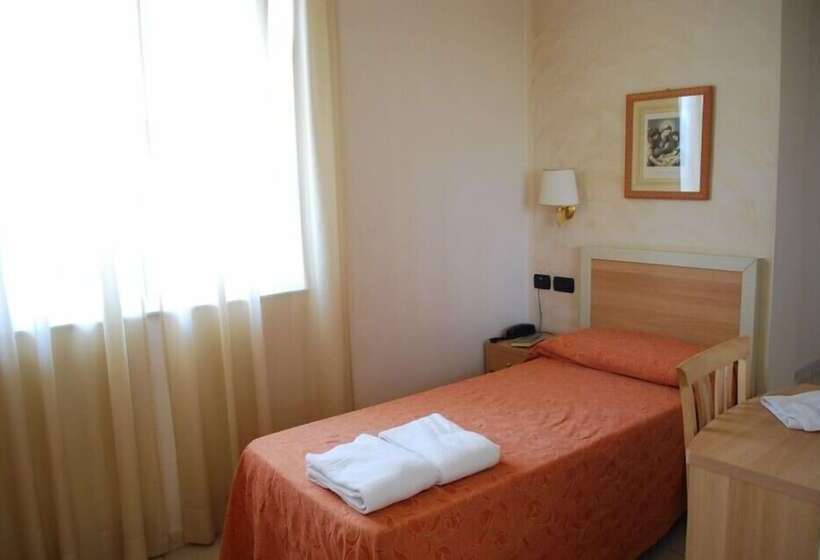 غرفة قياسية فردية, Re Versiliana