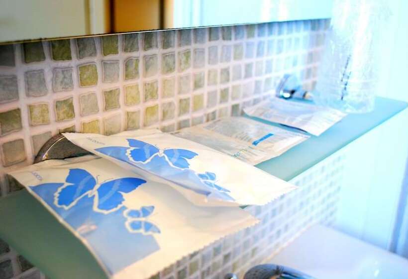 غرفة قياسية ثلاثية, Re Versiliana