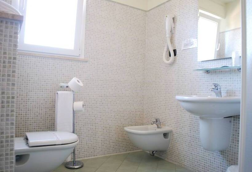 غرفة قياسية ثلاثية, Re Versiliana