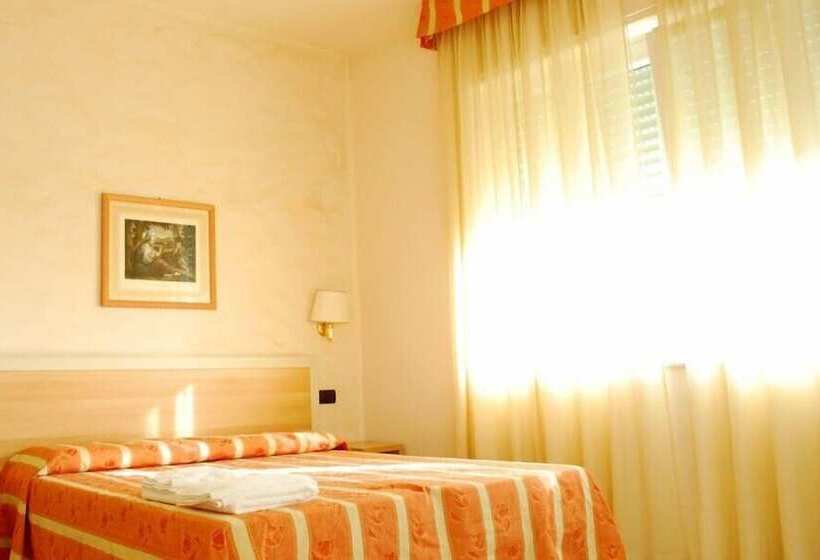 غرفة قياسية رباعية, Re Versiliana