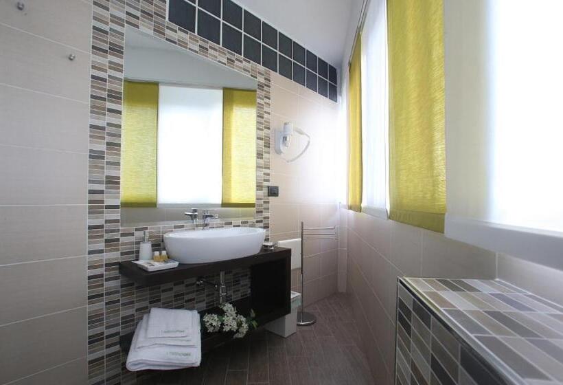 اتاق لوکس با چشمانداز دریا, L`essenza B&b