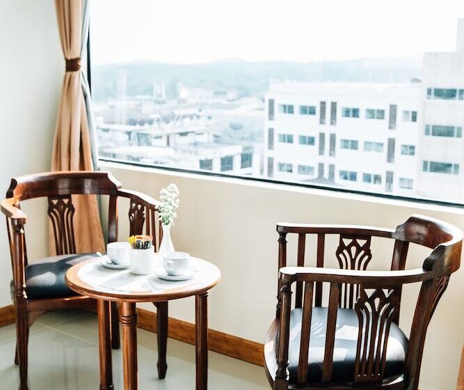 Номер Стандарт, Sinkiat Thani