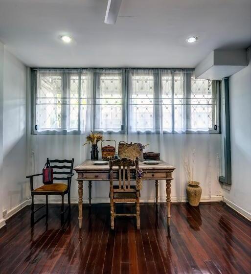 غرفة قياسية ثلاثية, Doubletree House