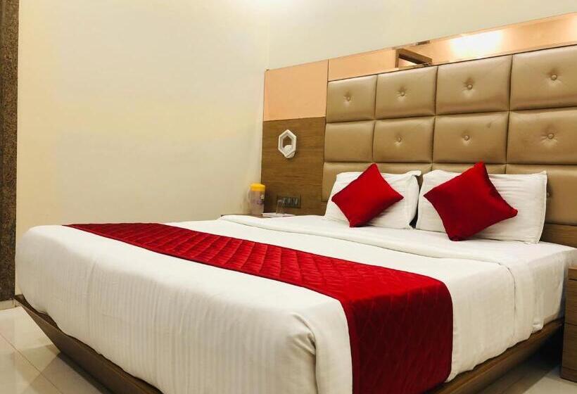 Deluxe Room, Guest Inn Residency