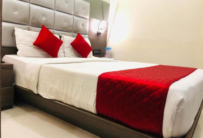 Deluxe Room, Guest Inn Residency