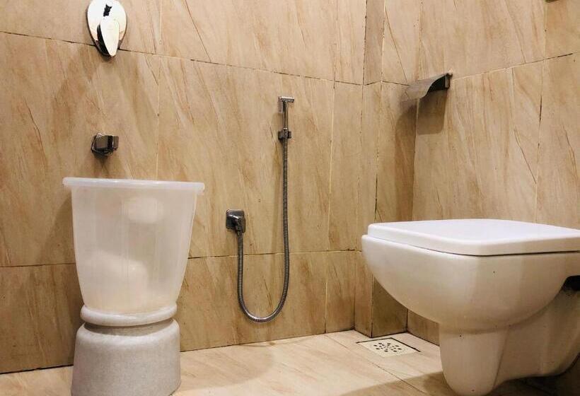 Deluxe Room, Guest Inn Residency