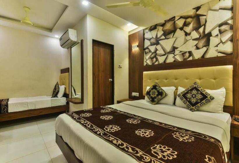 Deluxe Triple Room, Guest Inn Residency
