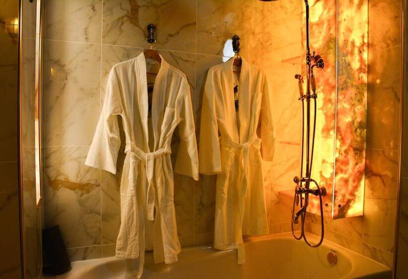 سوییت لوکس, Pirates World