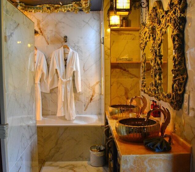 سوییت لوکس, Pirates World