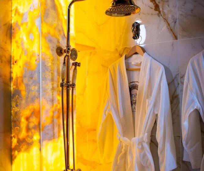 سوییت لوکس, Pirates World