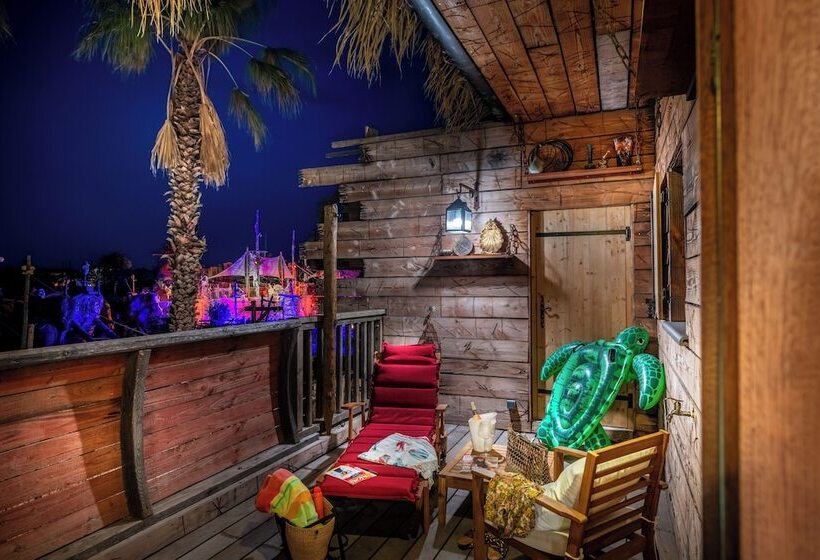 سوییت لوکس, Pirates World