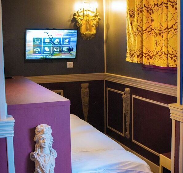 سوییت لوکس, Pirates World