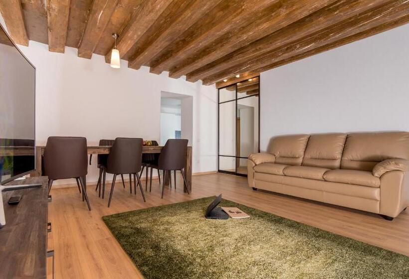 سوییت لوکس, Casa Nicolae Luxury Suites